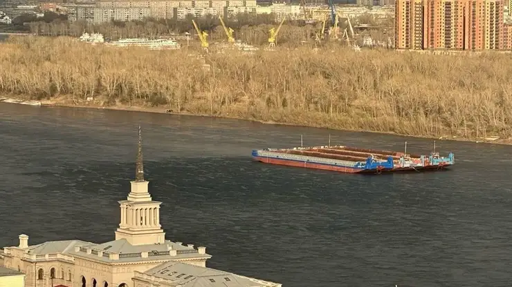 Лодка столкнулась с баржей в Красноярске: пострадали двое, поиски еще одного человека продолжаются