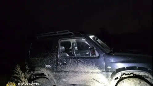 В Уссурийске водитель без прав перевозил пассажира на крыше внедорожника — тот упал и погиб