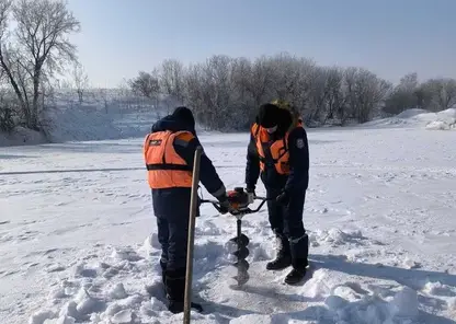 В крае спасатели бурят лунки для спасения рыб