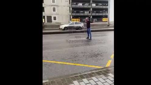 В Красноярске на ул. Маерчака мужчина вышел на дорогу и показывал водителям неприличные жесты