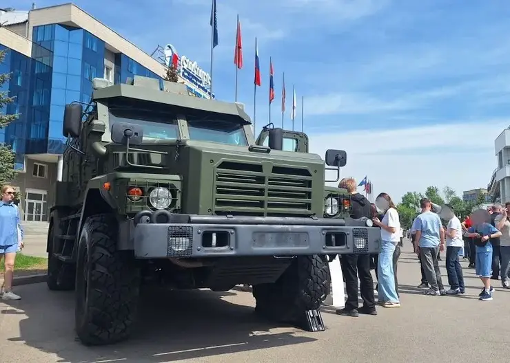 В Красноярске десятки детей выстроились в очереди, чтобы забраться в бронемашину