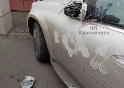 В центре Красноярска мужчина отпинал чужой Mercedes и оторвал ему зеркало (видео)