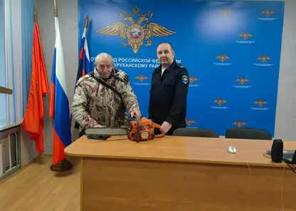 Полицейские из Красноярского края вернули похищенную бензопилу хозяину