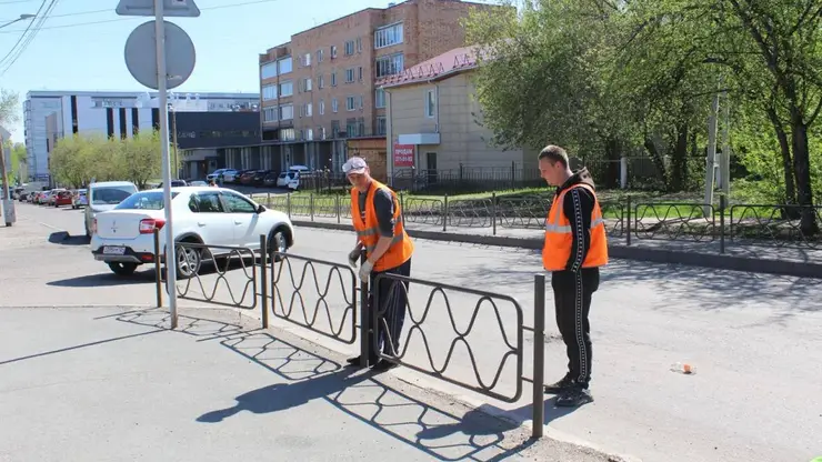 В Красноярске начали ремонтировать дорогу и тротуар на Юшкова