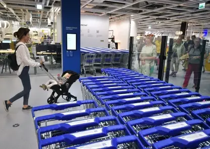 Маму с коляской отказались пускать в красноярский магазин, поскольку она «могла испачкать полы колесами»