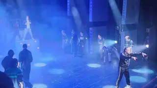 Прораб и его сын попадают в прошлое под хиты «Чайфа»: в Екатеринбурге показали джукбокс-мюзикл «Время не ждёт»