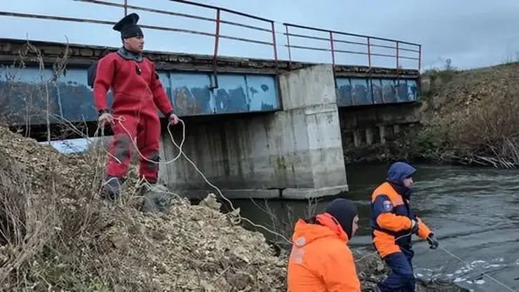 Автомобиль мог упасть в реку: в Красноярском крае ищут отца и сына