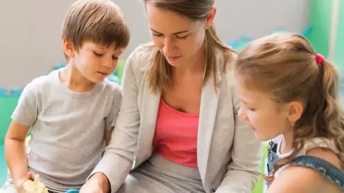 Красноярский Роспотребнадзор разъяснил: можно ли детям гулять в детсаду под дождем