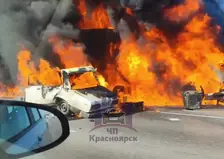 Фура и легковушка загорелись после серьезного ДТП в районе Путинского моста под Красноярском