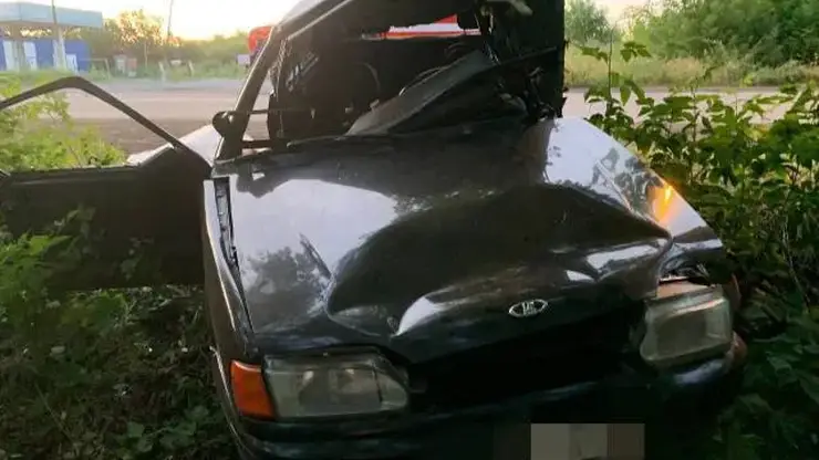 В Ачинске погиб водитель, он улетел в кювет и врезался в дерево