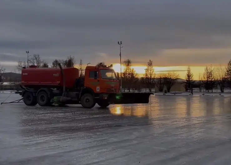 В Красноярске начали заливать каток на острове Татышев