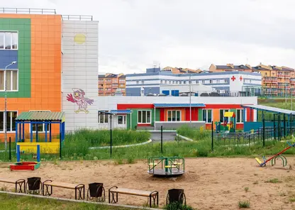 В Таежном РУСАЛ строит новую детскую площадку