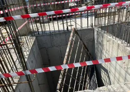 В Красноярске возбудили уголовное дело после падения строителей в шахту лифта