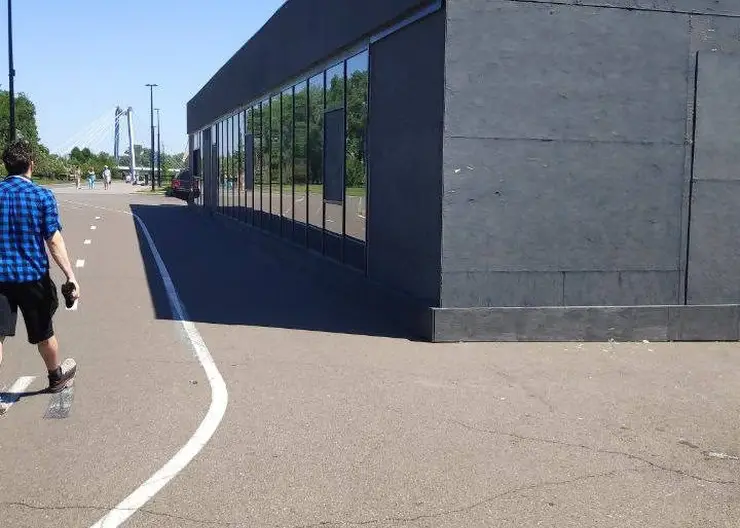 В Красноярске снесут летнее кафе возле парохода «Святитель Николай»