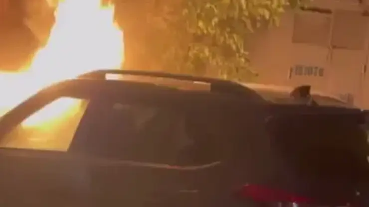 В Зеленой роще сожгли автомобиль: перед этим владелице угрожали и вымогали 150 млн рублей (видео)