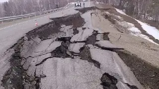 Трасса ушла под землю: в Кузбассе обрушился участок дороги