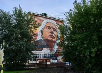 Два новых мурала появились на фасадах жилых домов на правобережье Красноярка