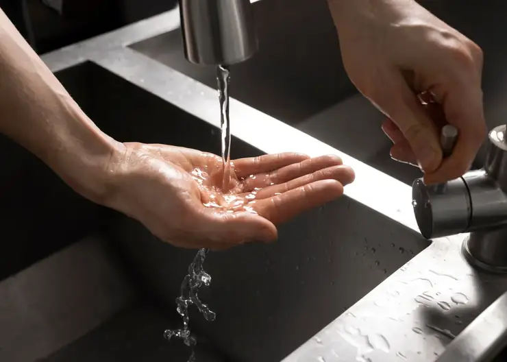 Что делать, если из горячего крана течет еле теплая вода: инструкция для потребителей