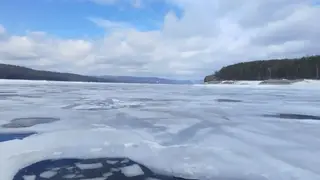 Автомобиль провалился под лед Красноярского водохранилища Автомобиль провалился под лед Красноярского водохранилища