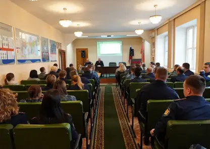 В Красноярске автоинспекторы провели профилактическую беседу с сотрудниками СИЗО