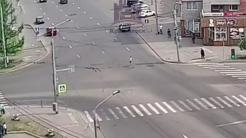 В Красноярске мужчина бегал по проезжей части и пытался залезть в автомобили