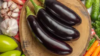 Помогает похудеть: красноярцам рассказали о пользе и вреде баклажана
