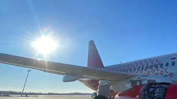 В Хабаровске экстренно сел самолет из Владивостока из-за оторвавшейся в воздухе обшивки