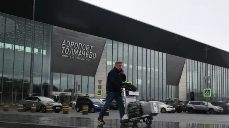 Колбу с марихуаной и прибор для ее измельчения изъяли новосибирские таможенники у туриста из Тайланда