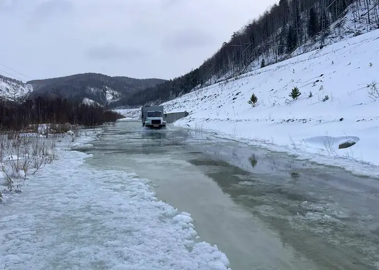 Река Мана парализовала движение на важном участке трассы в Красноярском крае
