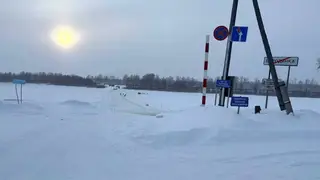 Спецтехника провалилась под лед Иртыша в Омской области