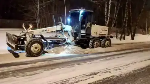 Дорожники вышли на улицы Красноярска ночью для устранения последствий сильного снегопада