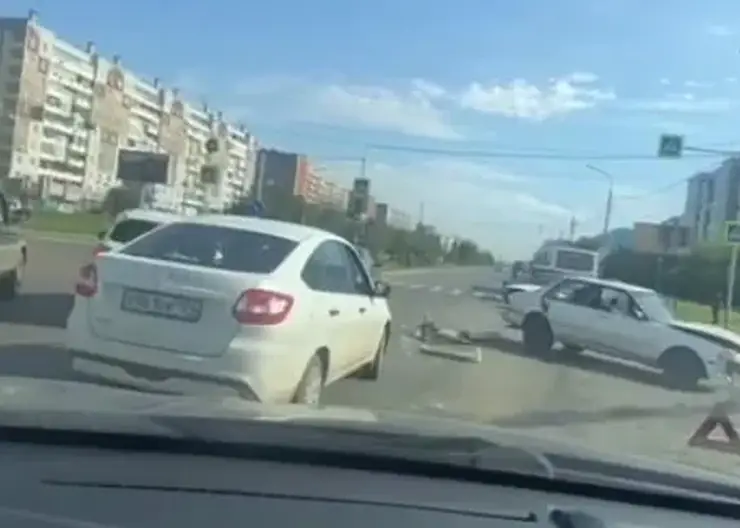Жуткая пробка сковала улицу 9 мая в Красноярске из-за ДТП (видео)