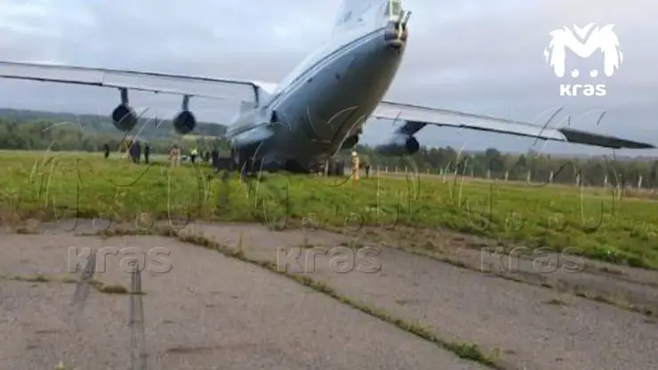 Ил-76 совершил аварийную посадку в Красноярском крае и выкатился за пределы посадочной полосы