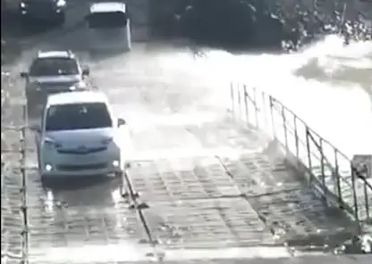 В Ачинске машины на понтонном мосту заливало водой из-за порывистого ветра