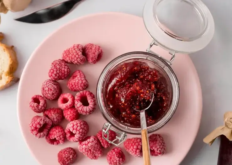 В Роспотребнадзоре красноярцам рассказали о пользе малинового варенья