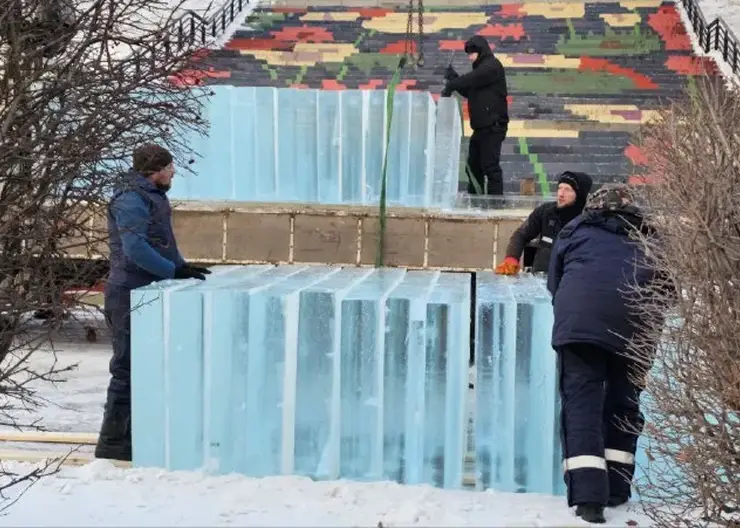 На Центральную набережную Красноярска привезли лед для фестиваля «Волшебный лёд Сибири»