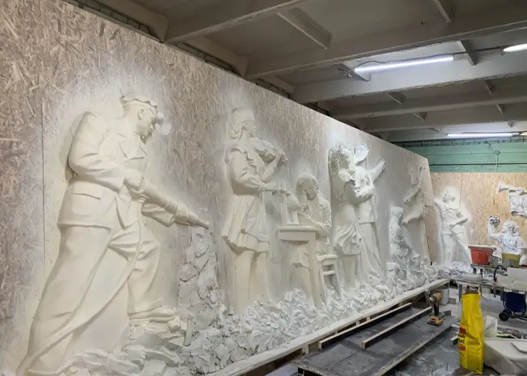 Горельеф на фасаде красноярской школы №21 установят летом следующего года