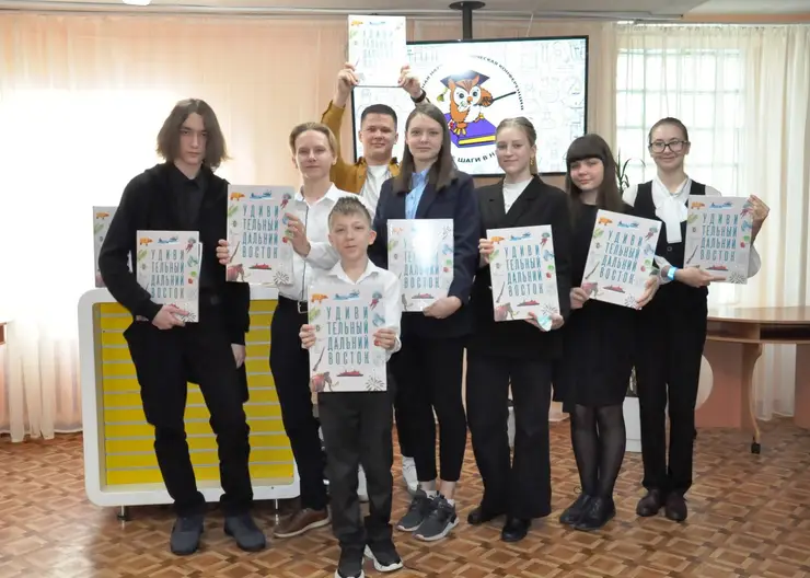 Школы и библиотеки Кодинска получили книгу «Удивительный Дальний Восток»