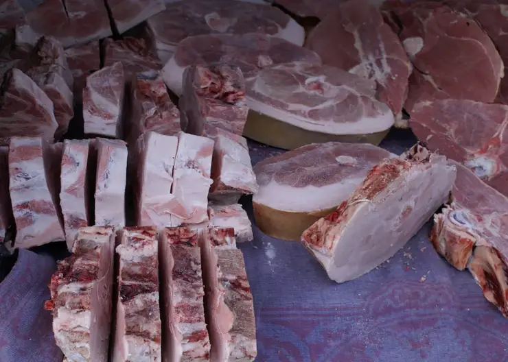 В Красноярском крае на рынке продавали мясо неизвестного происхождения