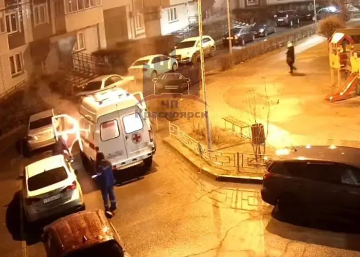 Машина скорой помощи сгорела во дворе на 9 Мая в Красноярске