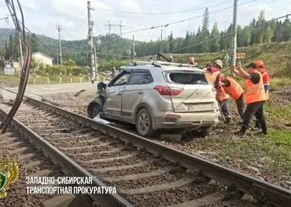 Грузовой поезд столкнулся с автомобилем в Курагинском районе Красноярского края