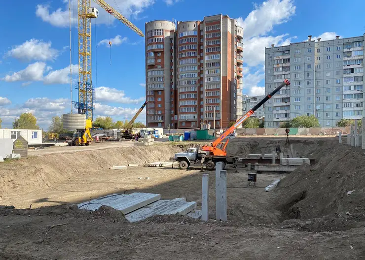 В Красноярске строители начали забивать сваи для будущего детсада на улице Крайней