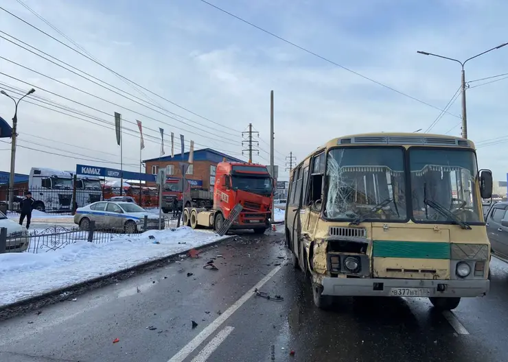 В Иркутской области столкнулись пассажирский автобус и грузовой автомобиль
