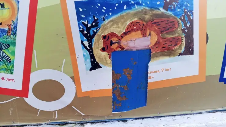 Малолетние вандалы разрезали баннер и сорвали его с забора Читинского городского зоопарка