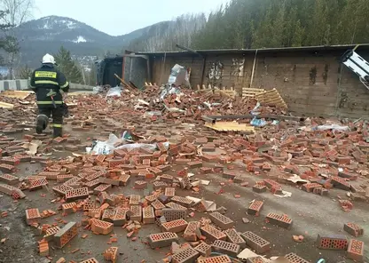 Фура с кирпичами опрокинулся на трассе под Красноярском