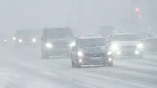 С красноярских дорог вывезли 25 КамАЗов снега