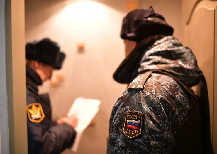 Красноярец с долгом 1,2 миллиона два часа прятался под кроватью от судебных приставов