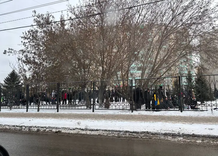 Пробка на Металлургов в Красноярске: у мечети наблюдается массовое скопление людей