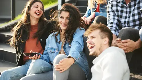 Ученые объяснили, как возникает смех и кому присущ черный юмор