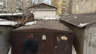 Подросток умер от удара током, схватившись за электрокабель на крыше гаража в Барнауле